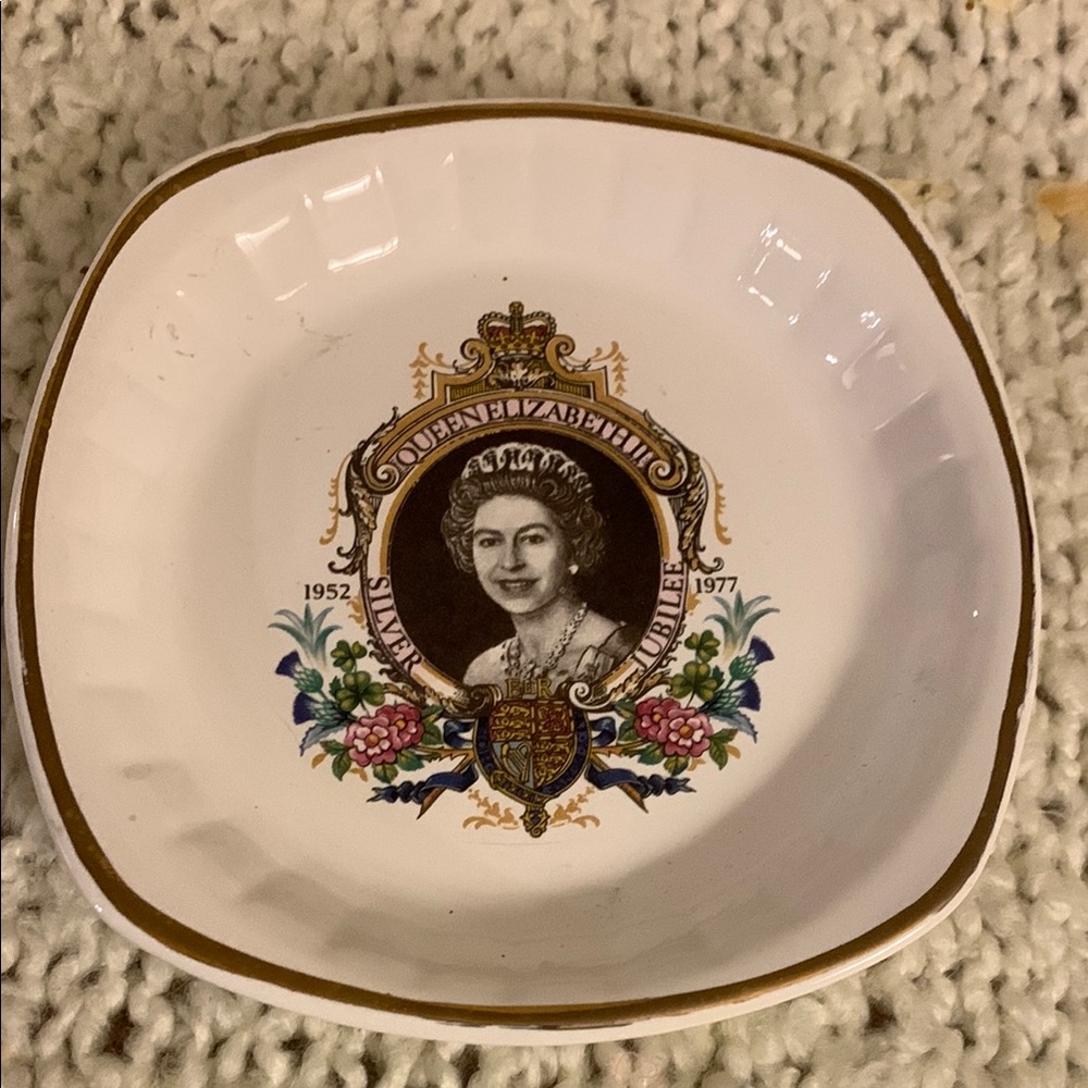Collectable Queen Elizabeth II Silver Jubilee Commemorative Dish.